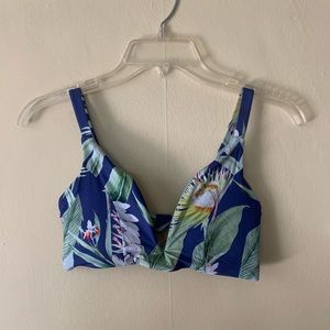 Super cute lightly lined bikini top